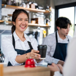 nhan vien chay ban gioi trong quan ca phe nha hang